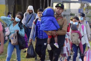 Unión Americana de Libertades Civiles pide que se investigue política de Abbott de transportar a migrantes a la frontera