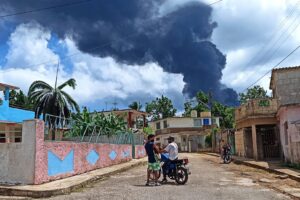 Un grave incendio industrial en Cuba llega a un tercer depósito de combustible