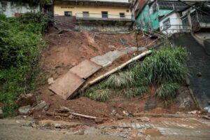 Colapsan vías y hay ríos desbordados por las intensas lluvias en Venezuela